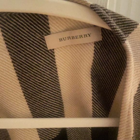 Burberry Shawl 2014. - Picture 2 of 5